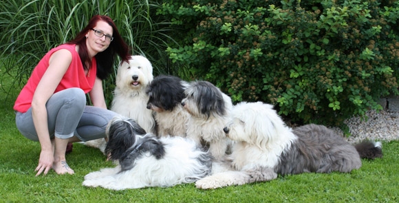 Hundefriseurin Ricarda Knobloch mit ihren 5 Hunden